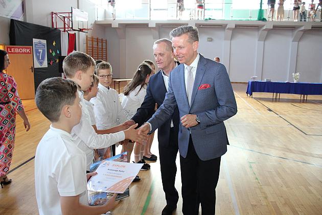 Uczniowie „Siódemki” uroczyście zakończyli rok szkolny