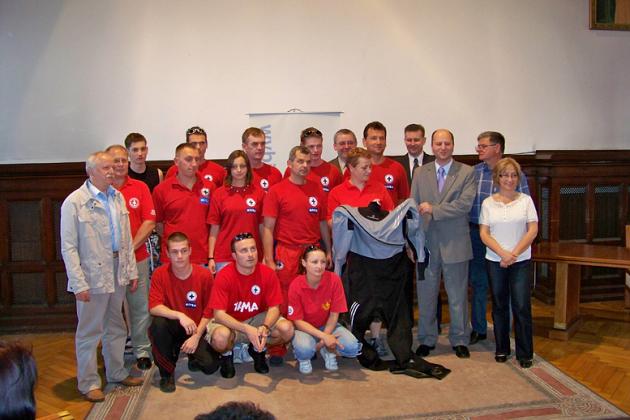 Wakacje dla lęborskich dzieci, życzenia i podarunek dla ratowników WOPR