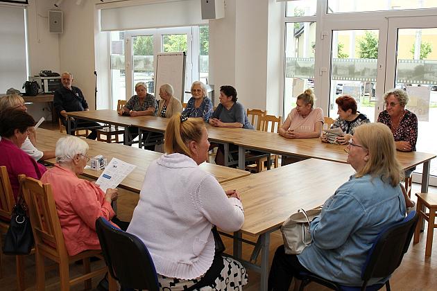 „Opaski bezpieczeństwa” trafiły do seniorów