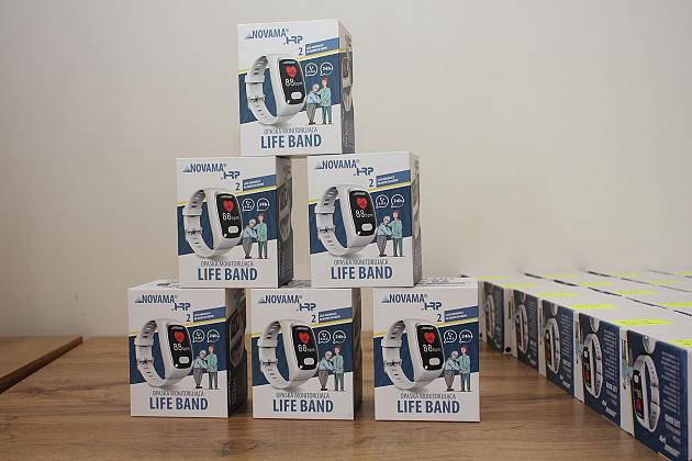 „Opaski bezpieczeństwa” trafiły do seniorów