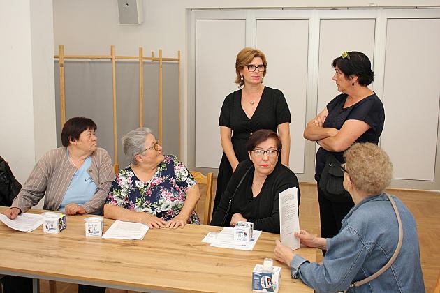 „Opaski bezpieczeństwa” trafiły do seniorów