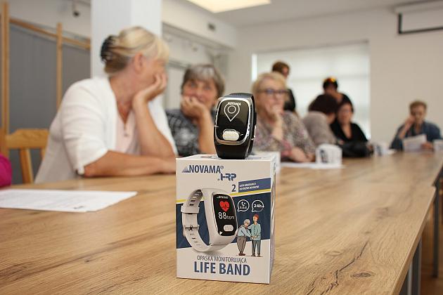 „Opaski bezpieczeństwa” trafiły do seniorów