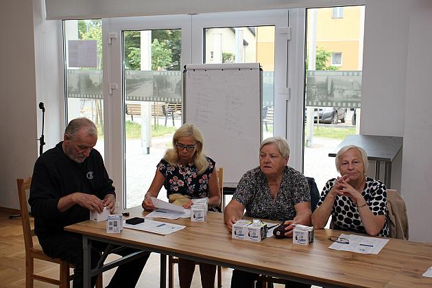 „Opaski bezpieczeństwa” trafiły do seniorów