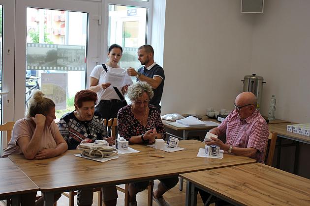 „Opaski bezpieczeństwa” trafiły do seniorów