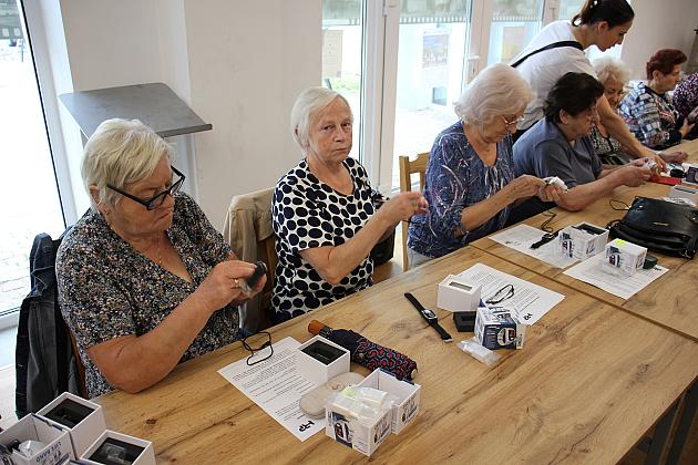 „Opaski bezpieczeństwa” trafiły do seniorów