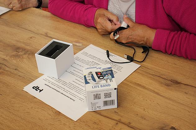 „Opaski bezpieczeństwa” trafiły do seniorów