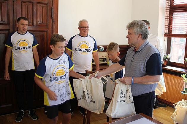 Burmistrz pogratulował zdolnym siatkarzom i ich trenerom