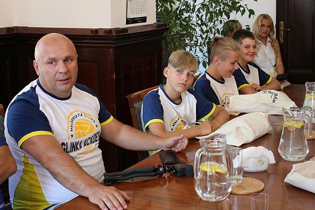 Burmistrz pogratulował zdolnym siatkarzom i ich trenerom