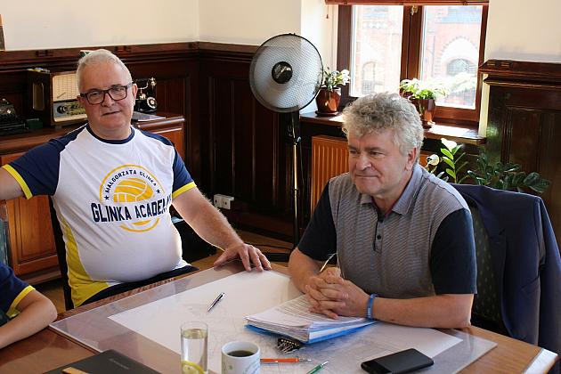 Burmistrz pogratulował zdolnym siatkarzom i ich trenerom