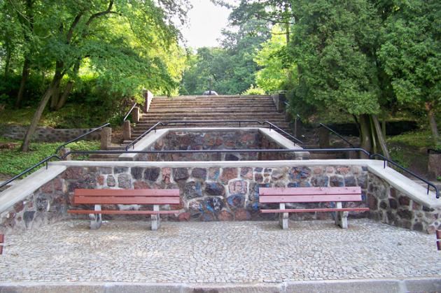 Schody nad stawem w parku Chrobrego jak nowe 