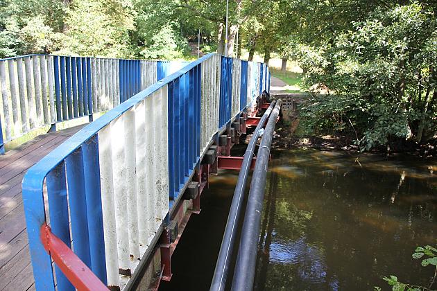 Kładka nad rzeką łebą przyjazna dla kajakarzy