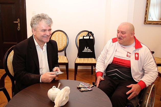 Dariusz Gabrynowicz z medalem Burmistrza Lęborka