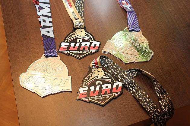 Dariusz Gabrynowicz z medalem Burmistrza Lęborka