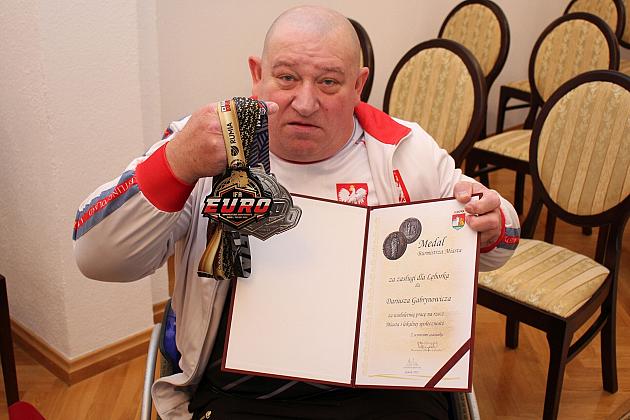Dariusz Gabrynowicz z medalem Burmistrza Lęborka