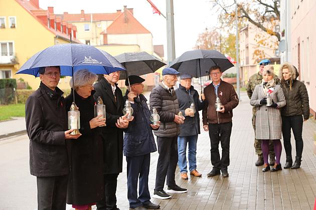 Zapłonęły znicze pod tablicą Polskiej Rady Ludowej