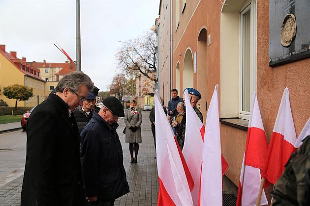 Zapłonęły znicze pod tablicą Polskiej Rady Ludowej