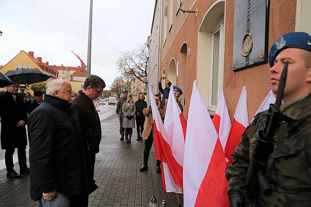 Zapłonęły znicze pod tablicą Polskiej Rady Ludowej