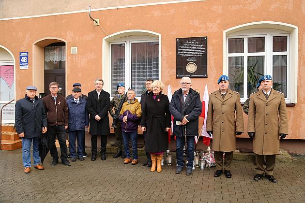 Zapłonęły znicze pod tablicą Polskiej Rady Ludowej