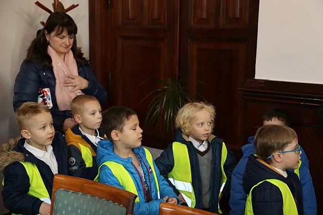 Świąteczna wizyta dzieci z Przedszkola nr 5