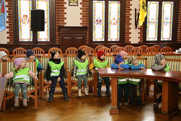 Przedszkolaki przyniosły wiosnę do ratusza