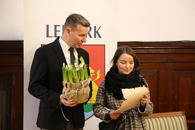 Przedszkolaki przyniosły wiosnę do ratusza