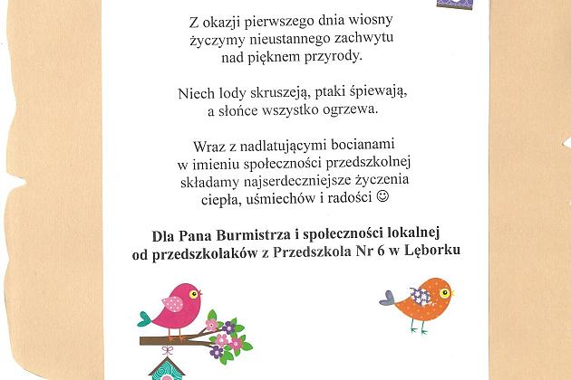 Przedszkolaki przyniosły wiosnę do ratusza