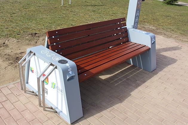 Solarna ławka i samoobsługowa stacja rowerowa stanęła przy Pływalni „RAFA”