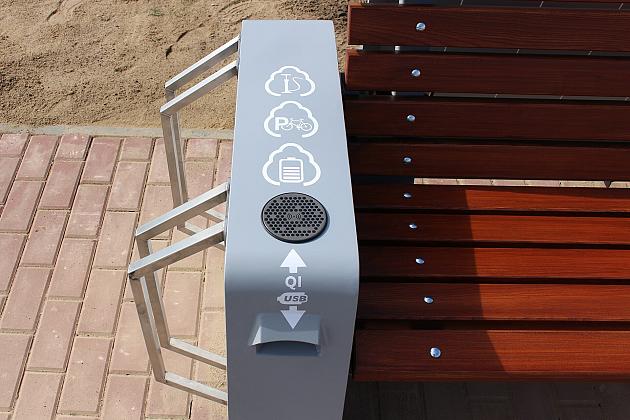 Solarna ławka i samoobsługowa stacja rowerowa stanęła przy Pływalni „RAFA”