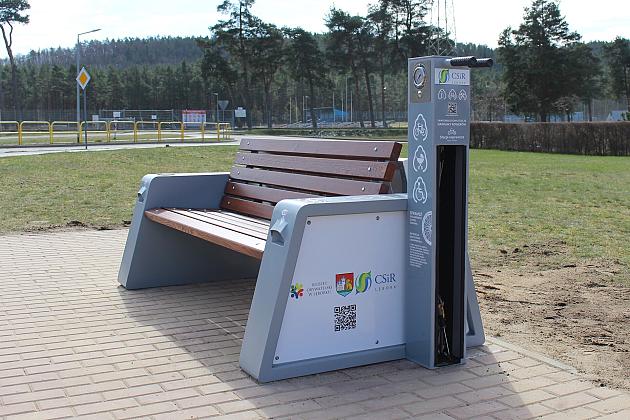 Solarna ławka i samoobsługowa stacja rowerowa stanęła przy Pływalni „RAFA”