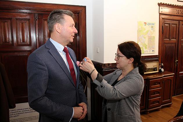 Niebieska wstążka na znak solidarności z osobami z autyzmem