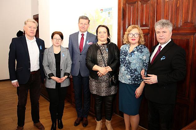 Niebieska wstążka na znak solidarności z osobami z autyzmem