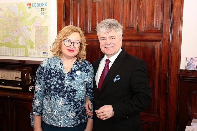 Niebieska wstążka na znak solidarności z osobami z autyzmem