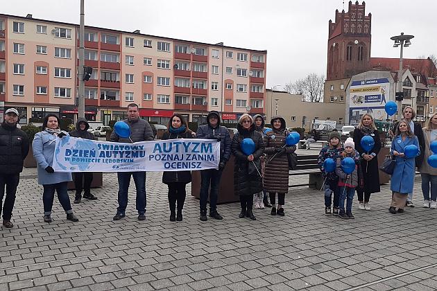 W solidarności z osobami z autyzmem. Lębork na niebiesko