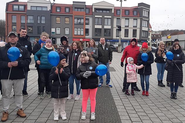 W solidarności z osobami z autyzmem. Lębork na niebiesko