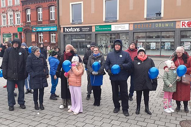 W solidarności z osobami z autyzmem. Lębork na niebiesko