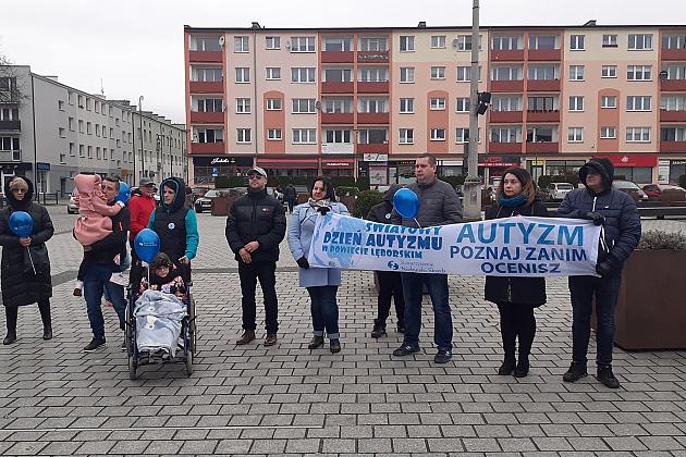 W solidarności z osobami z autyzmem. Lębork na niebiesko
