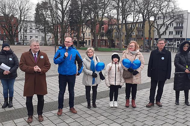 W solidarności z osobami z autyzmem. Lębork na niebiesko