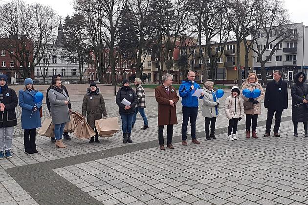 W solidarności z osobami z autyzmem. Lębork na niebiesko