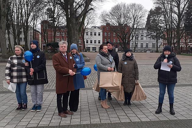 W solidarności z osobami z autyzmem. Lębork na niebiesko