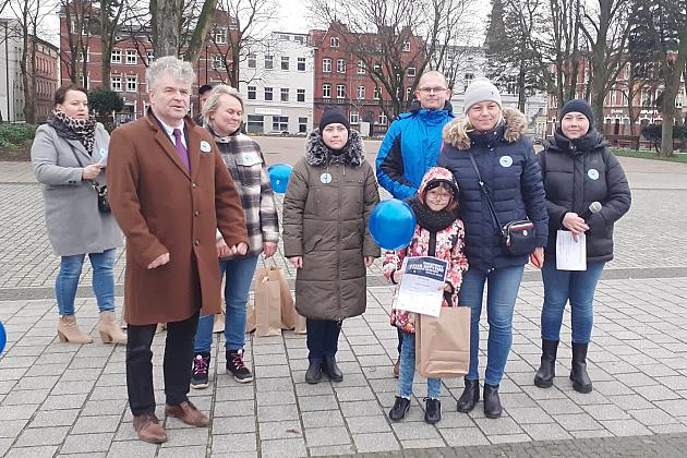 W solidarności z osobami z autyzmem. Lębork na niebiesko