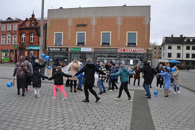 W solidarności z osobami z autyzmem. Lębork na niebiesko