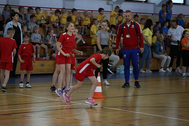 „Kto z nas lepiej i prędzej”. Konkurs sportowy dla uczniów szkół podstawowych
