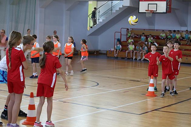 „Kto z nas lepiej i prędzej”. Konkurs sportowy dla uczniów szkół podstawowych