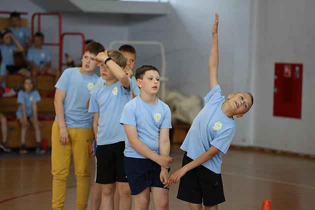 „Kto z nas lepiej i prędzej”. Konkurs sportowy dla uczniów szkół podstawowych