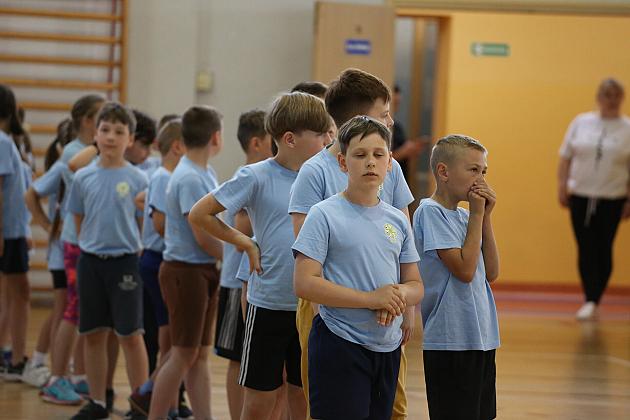 „Kto z nas lepiej i prędzej”. Konkurs sportowy dla uczniów szkół podstawowych