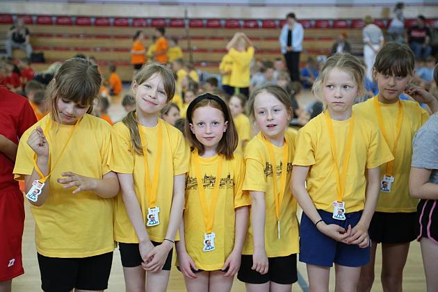 „Kto z nas lepiej i prędzej”. Konkurs sportowy dla uczniów szkół podstawowych