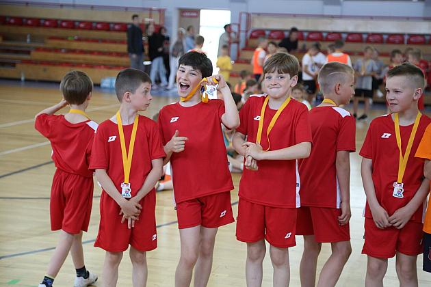 „Kto z nas lepiej i prędzej”. Konkurs sportowy dla uczniów szkół podstawowych