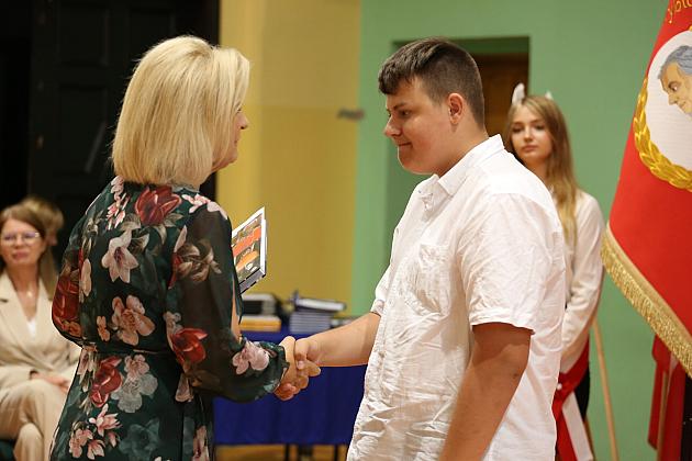 Uroczyste zakończenie roku szkolnego w lęborskich szkołach podstawowych: Emocje, nagrody i plany na wakacje!
