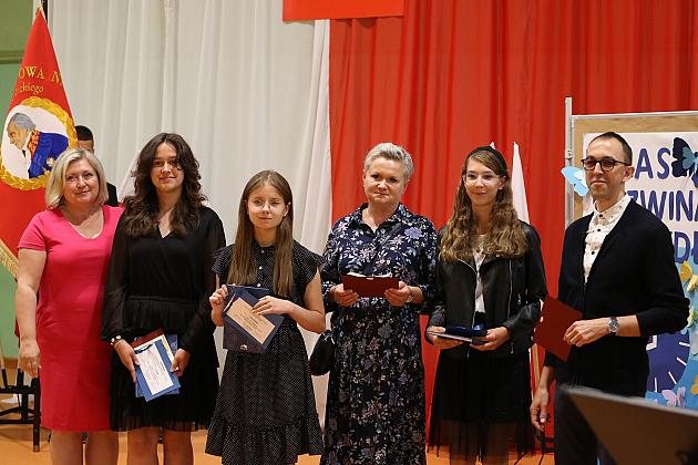 Uroczyste zakończenie roku szkolnego w lęborskich szkołach podstawowych: Emocje, nagrody i plany na wakacje!