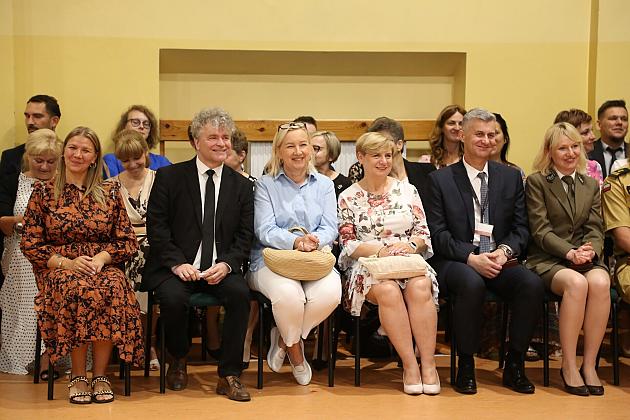 Uroczyste zakończenie roku szkolnego w lęborskich szkołach podstawowych: Emocje, nagrody i plany na wakacje!